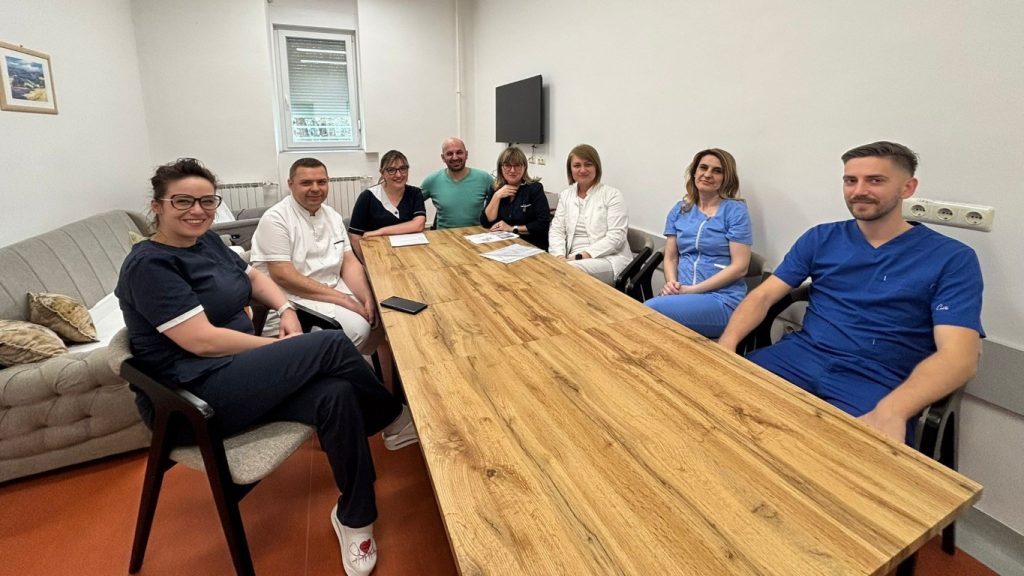 IN2 grupa podržala uređenje „Mjesta susreta“ u Općoj bolnici Nova Gradiška